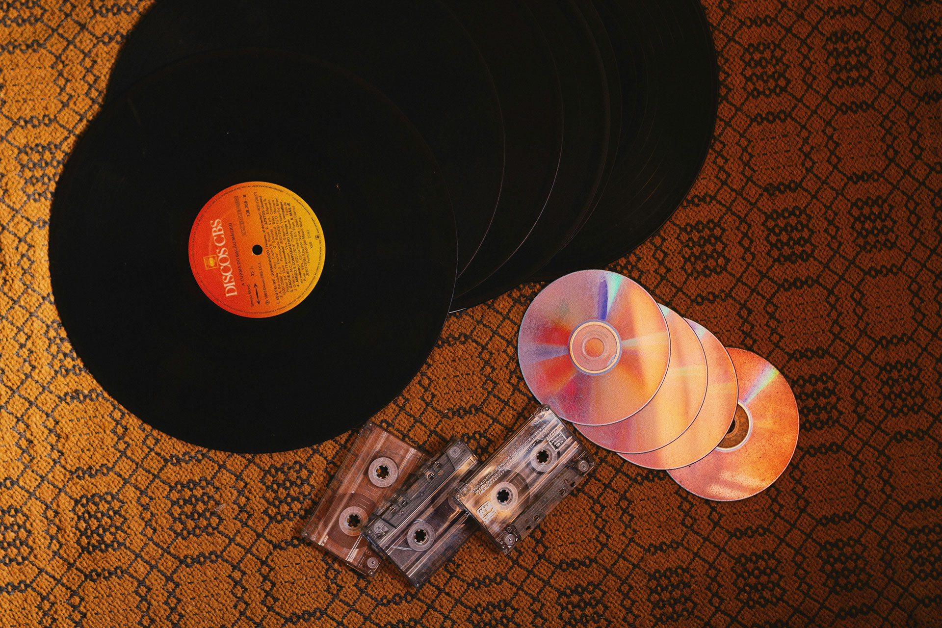 CD vs Vinyl Records Comparison
